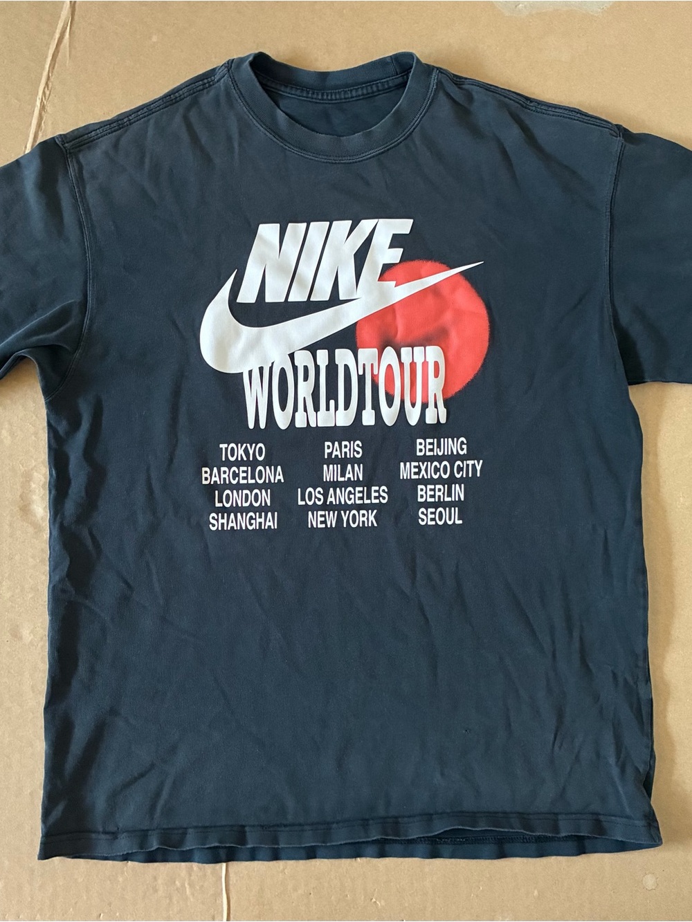 Nike Sportswear World Tour Tee Faded Black Oversized Medium DA0937 Streetwear